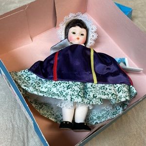 Madame Alexander Canada 560 Collector Doll